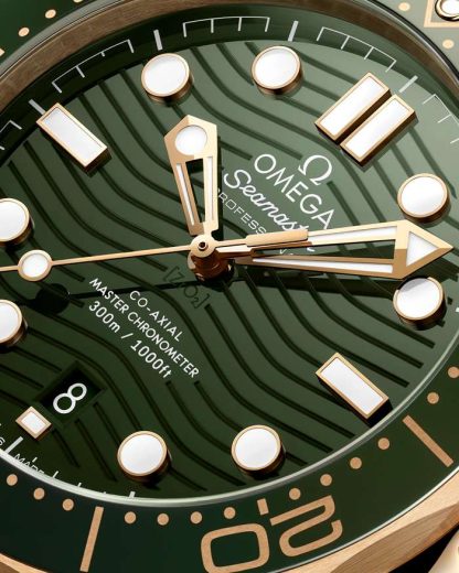 Omega Seamaster Diver 300M 42 mm, Moonshine™-Gold mit Kautschukband 210.62.42.20.10.001 – Bild 4
