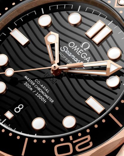 Omega Seamaster Diver 300M 42 mm, Sedna™-Gold mit Kautschukband 210.62.42.20.01.002 – Bild 4