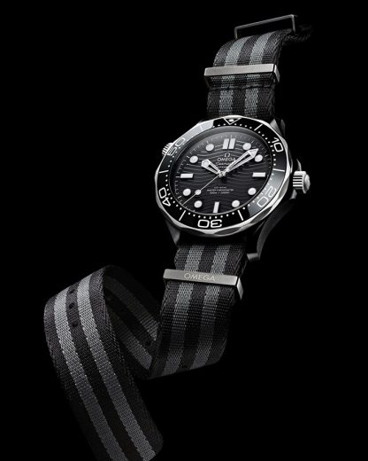 Omega Seamaster Diver 300M 43,5 mm, Schwarze Keramik mit NATO-Armband 210.92.44.20.01.002 – Bild 3