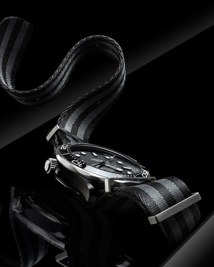 Omega Seamaster Diver 300M 43,5 mm, Schwarze Keramik mit NATO-Armband 210.92.44.20.01.002 – Bild 4
