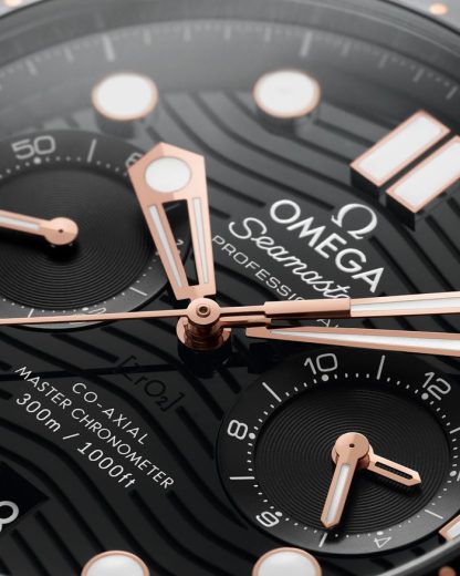 Omega Seamaster Diver 300M 44 mm, Stahl - Sedna™-Gold mit Kautschukband 210.22.44.51.01.001 – Bild 3