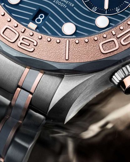 Omega Seamaster Diver 300M 44 mm, Titan – Tantal – Sedna™-Gold mit Titan – Tantal – Sedna™-Gold 210.60.44.51.03.001 – Bild 5