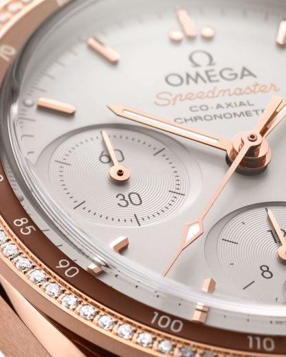 Omega Speedmaster 38 38 mm, Sedna™-Gold mit Lederarmband 324.68.38.50.02.003 – Bild 3